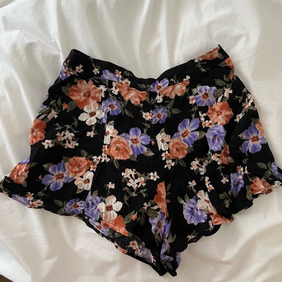 Forever21 floral Shorts - Picture 2 of 3